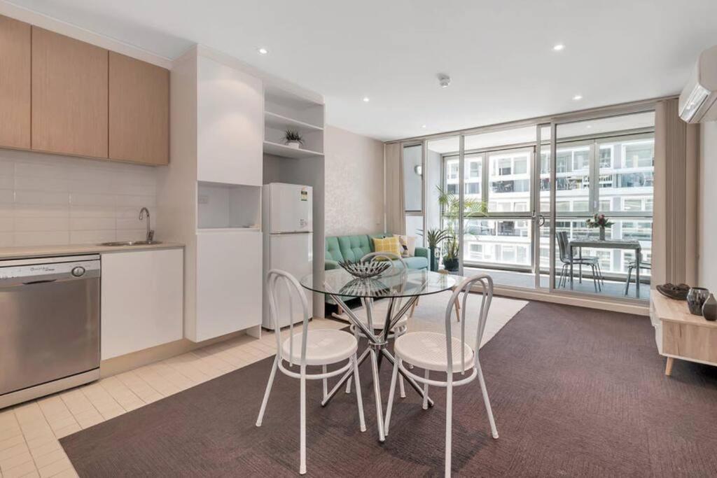 Lovely 1Br Apartment On Morphett With Pool & Wi-Fi Adelaide Exterior foto